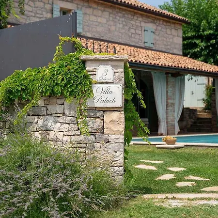 Holiday home Pakich